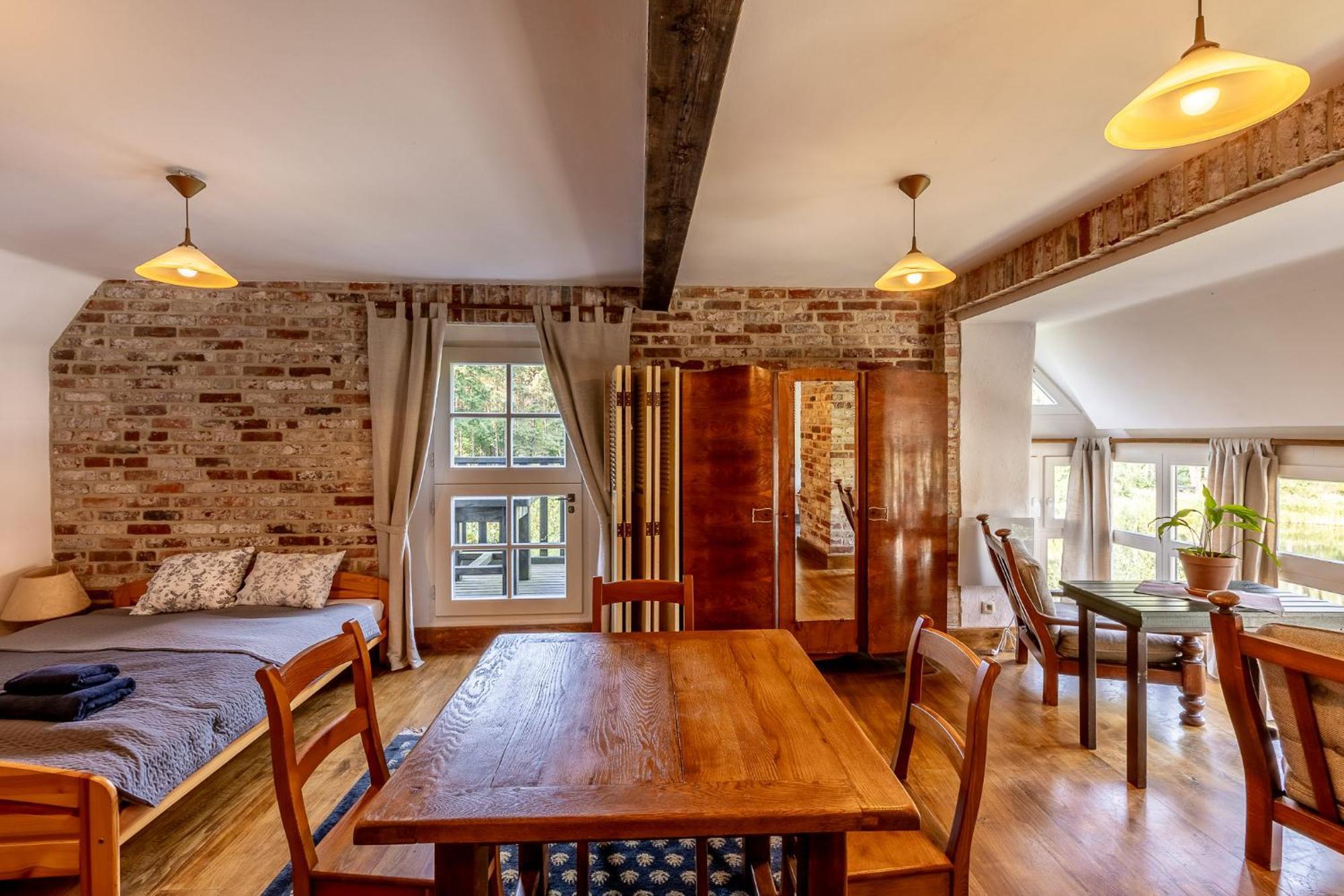 Gosciniec Pod Zajacem Bed & Breakfast Olesnica  Exterior photo