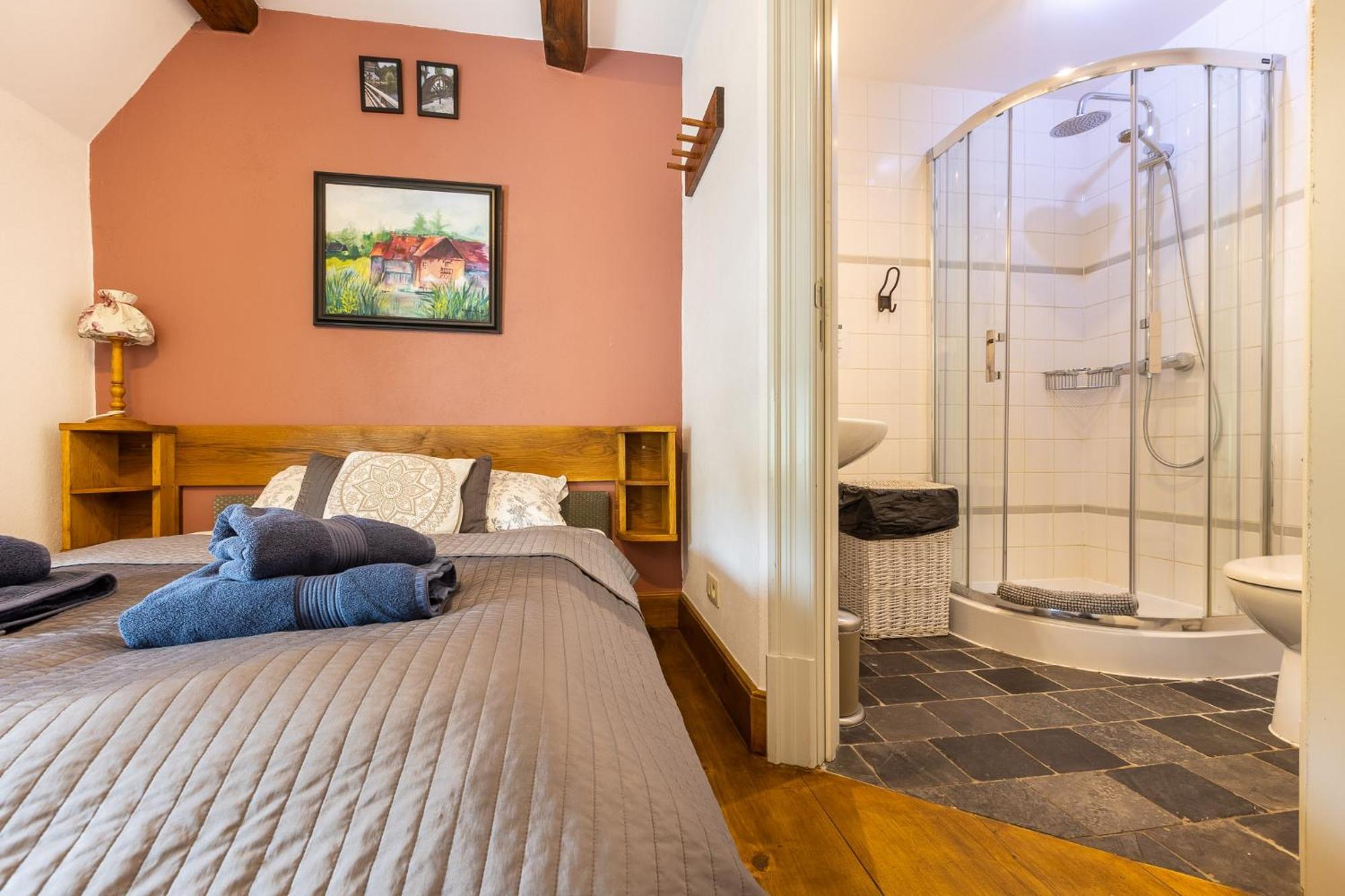 Gosciniec Pod Zajacem Bed & Breakfast Olesnica  Exterior photo