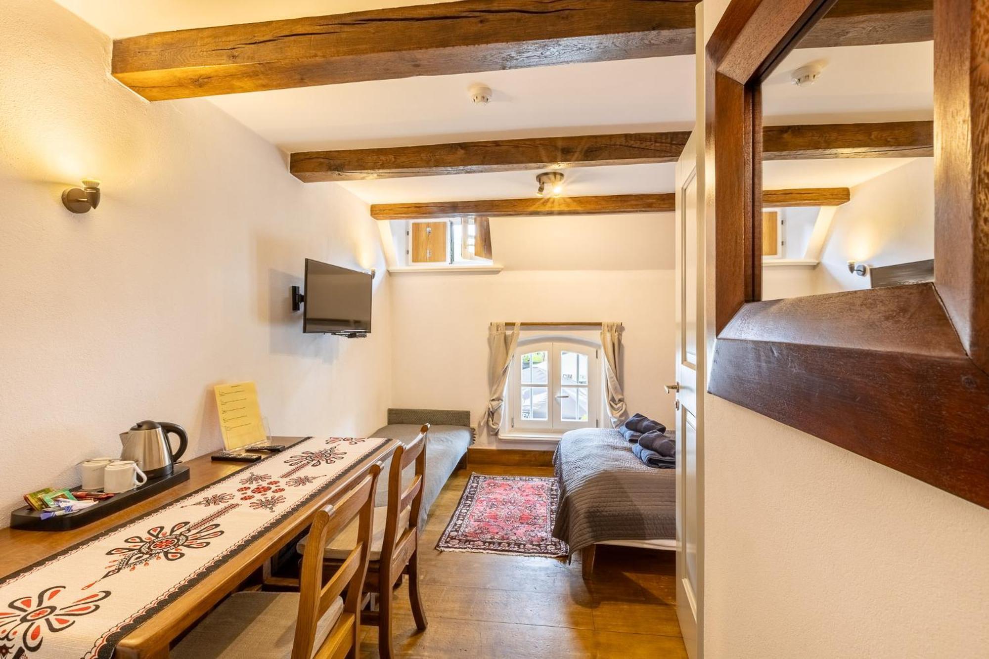 Gosciniec Pod Zajacem Bed & Breakfast Olesnica  Exterior photo