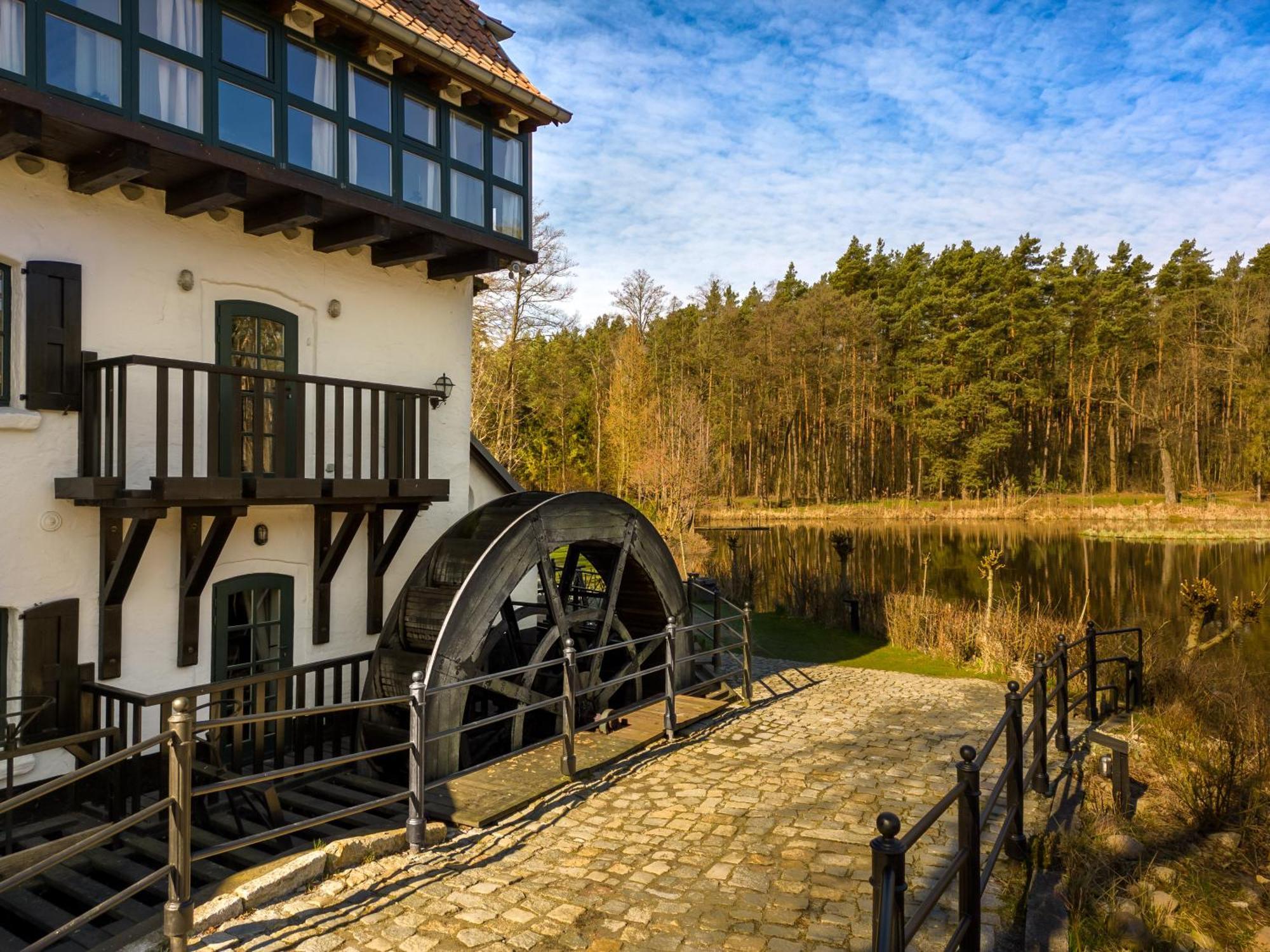 Gosciniec Pod Zajacem Bed & Breakfast Olesnica  Exterior photo